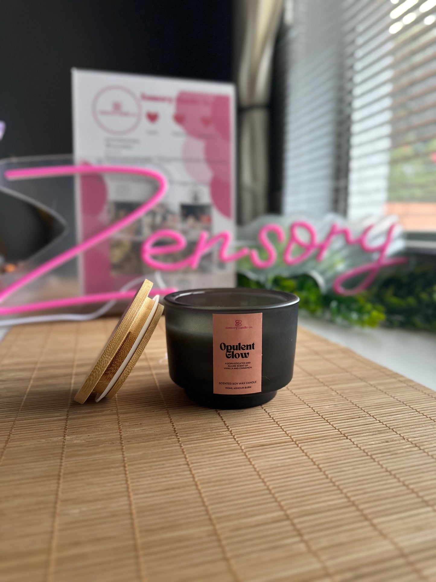 Luxury soy wax candle with wooden wick (frost black)