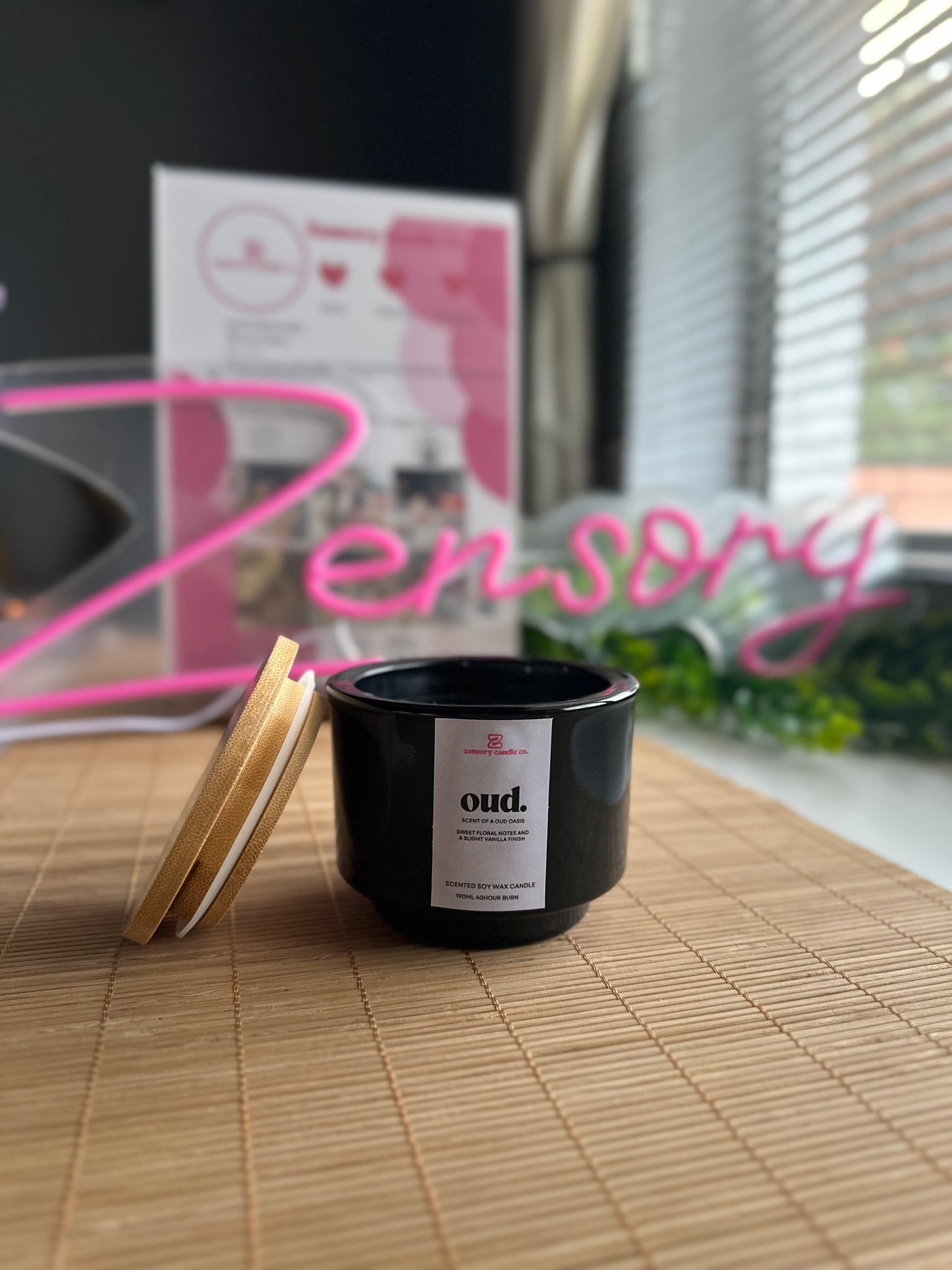 Luxury soy wax candle with wooden wick (frost black)