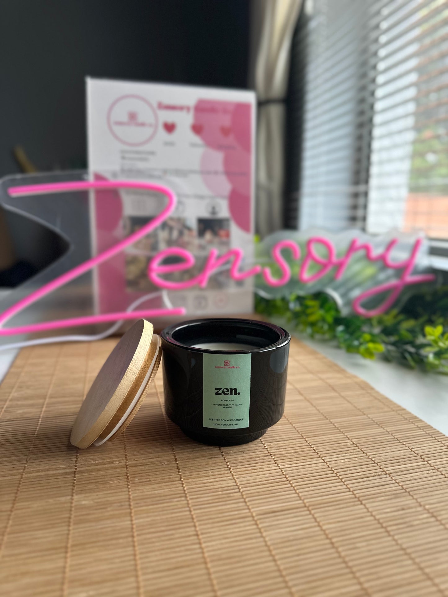 Luxury soy wax candle with wooden wick (frost black)